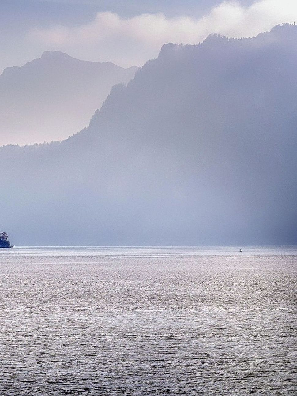 Pesca no inverno entre as montanhas